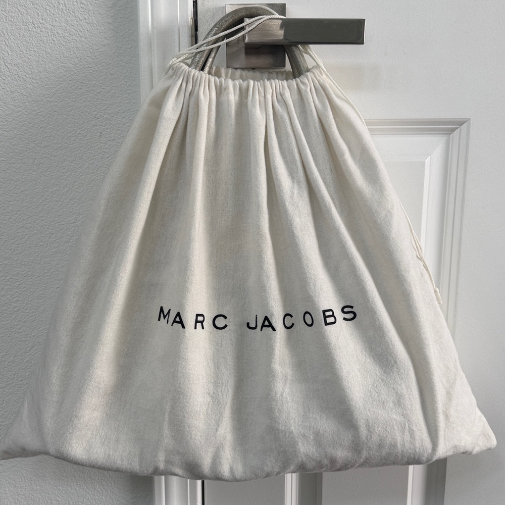 Authentic Marc Jacobs Silver Shoulder Bag - Picture 3 of 10